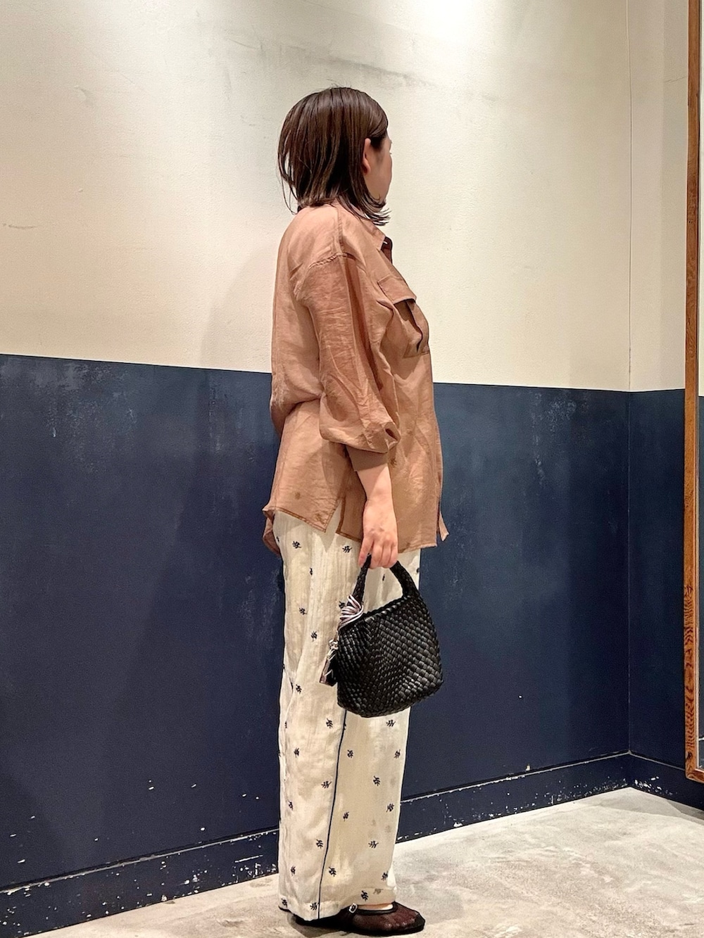 ブラック系のパンプス、ホワイト系のTシャツ/カットソー、ブラウン系のシャツ/ブラウスを着用したレディースの夏コーディネートの2枚目の写真