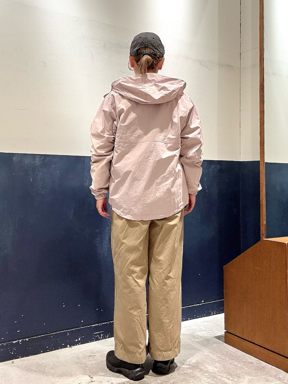 ピンク系のマウンテンパーカー、グレー系のスウェット、ブラック系のスニーカーを着用したレディースの冬コーディネートの3枚目の写真