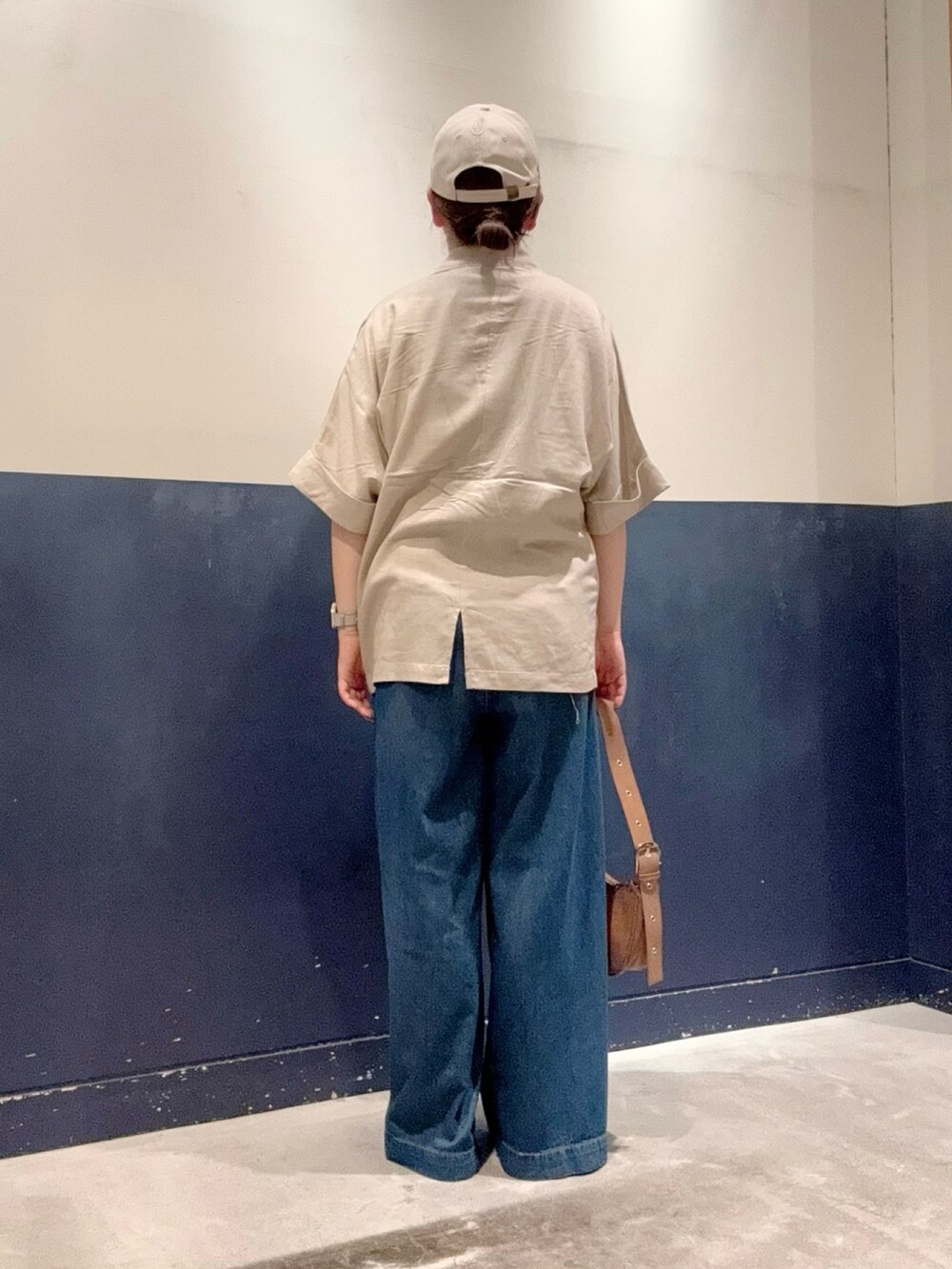 ブルー系のデニムパンツ、ブラウン系のTシャツ/カットソー、ベージュ系のテーラードジャケットを着用したレディースの夏コーディネートの3枚目の写真