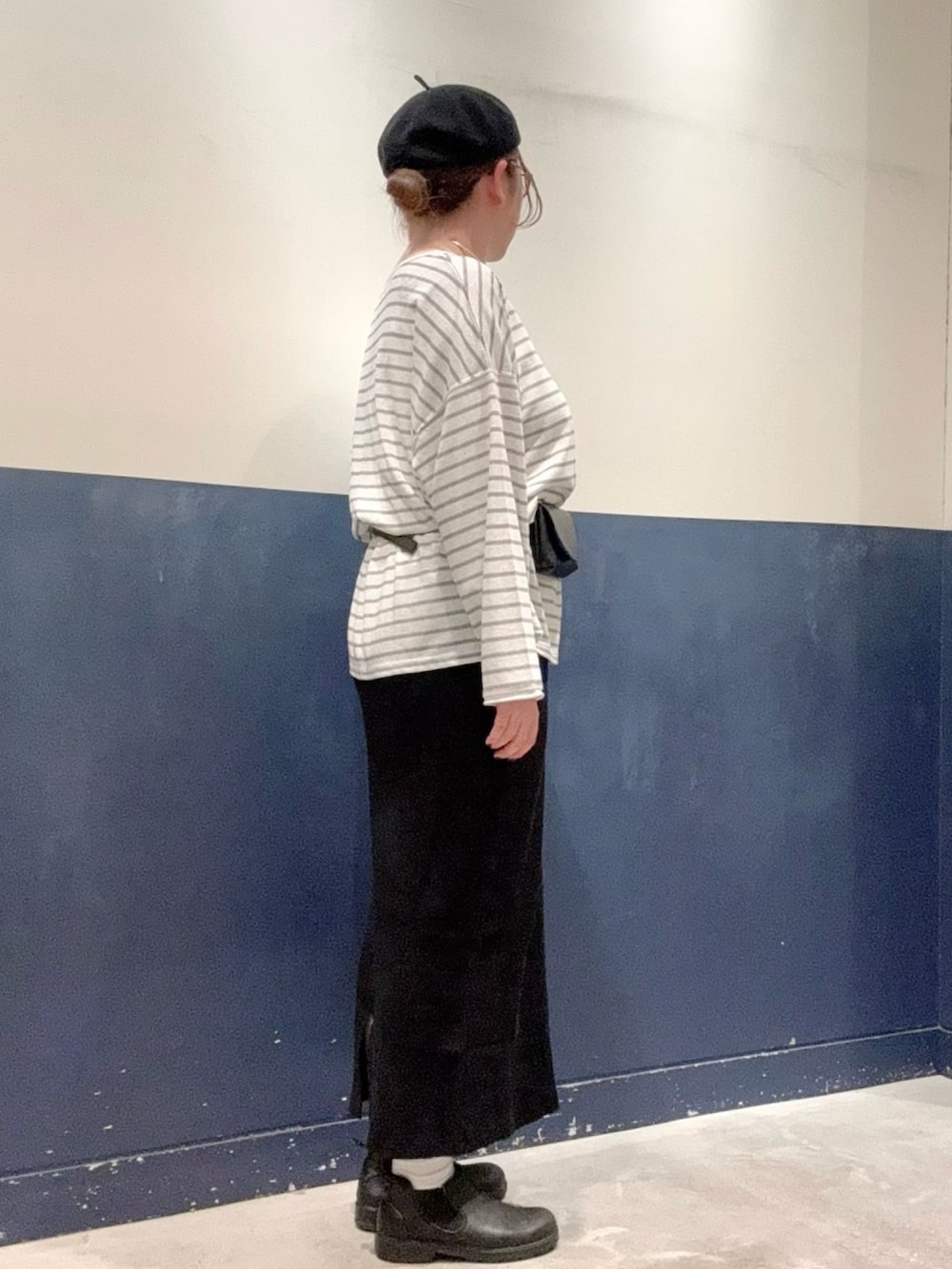 グレー系のTシャツ/カットソー、ブラック系のショルダーバッグ、ブラック系のスカートを着用したレディースの秋コーディネートの2枚目の写真