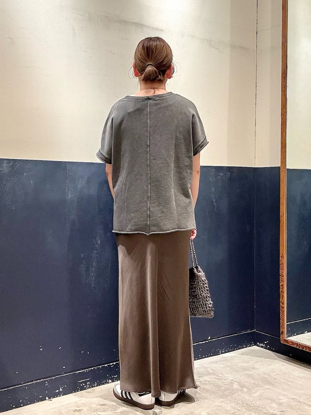 グレー系のTシャツ/カットソー、グレー系のスカート、グレー系のショルダーバッグを着用したレディースの春コーディネートの3枚目の写真