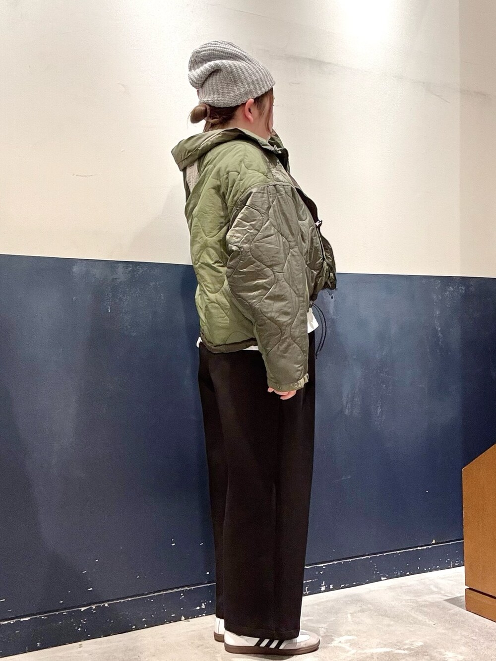 ブラック系のその他パンツ、グリーン系のダウンジャケット/コート、ホワイト系のTシャツ/カットソーを着用したレディースの秋コーディネートの2枚目の写真