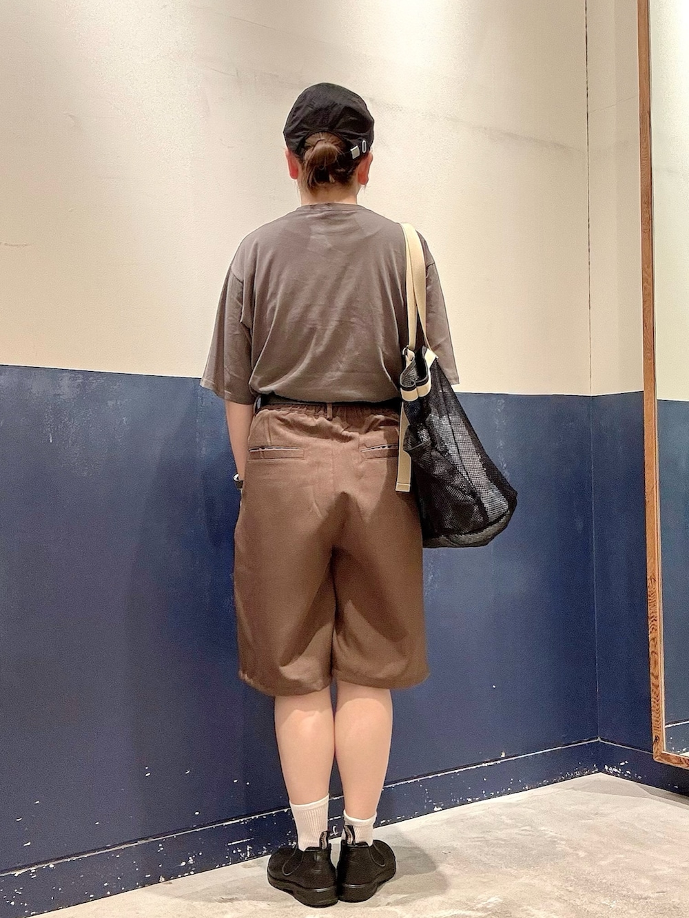 ブラック系のTシャツ/カットソー、ブラック系のトートバッグ、ブラウン系のその他パンツを着用したレディースの夏コーディネートの3枚目の写真