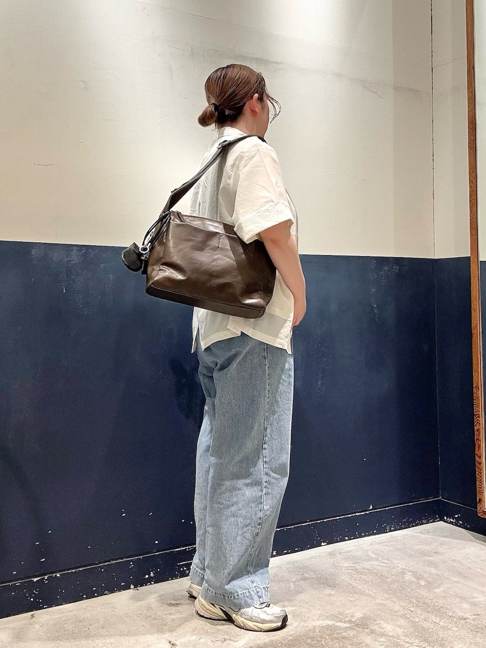 ブラウン系のショルダーバッグ、ホワイト系のTシャツ/カットソー、ホワイト系のシャツ/ブラウスを着用したレディースの春コーディネートの2枚目の写真