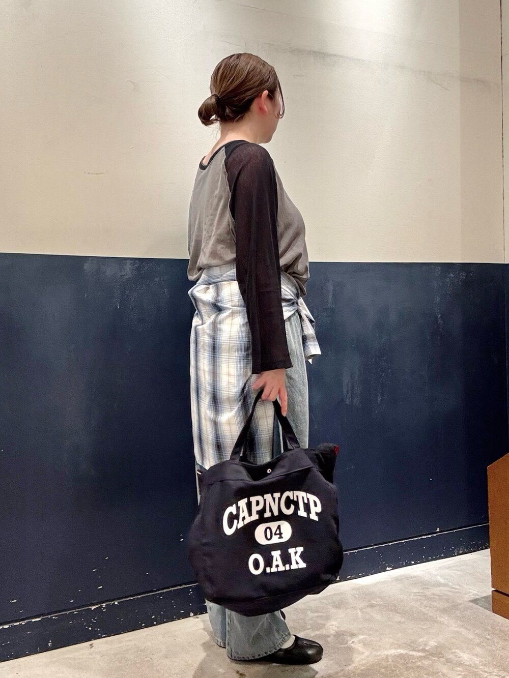 ブルー系のデニムパンツ、ホワイト系のシャツ/ブラウス、グレー系のTシャツ/カットソーを着用したレディースの春コーディネートの2枚目の写真