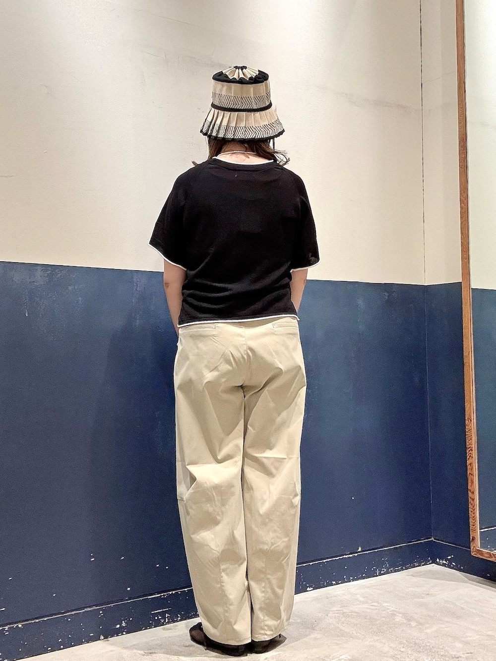 ブラック系のパンプス、ブラック系のニット/セーター、グリーン系のその他パンツを着用したレディースの夏コーディネートの3枚目の写真