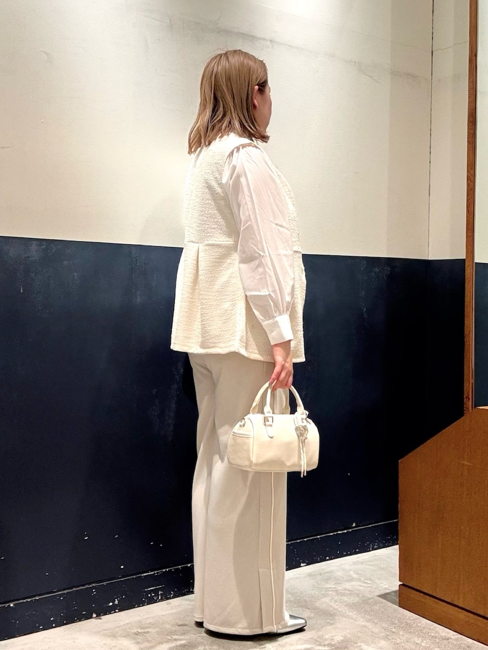 ホワイト系のシャツ/ブラウス、ベージュ系のその他パンツ、シルバー系のパンプスを着用したレディースの冬コーディネートの2枚目の写真