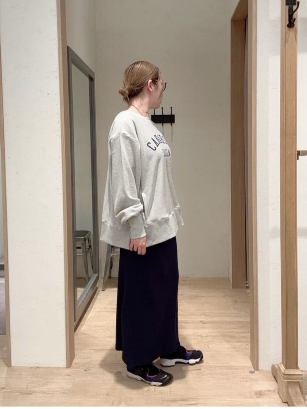 グレー系のTシャツ/カットソー、ブルー系のスカートを着用したレディースの春コーディネートの2枚目の写真