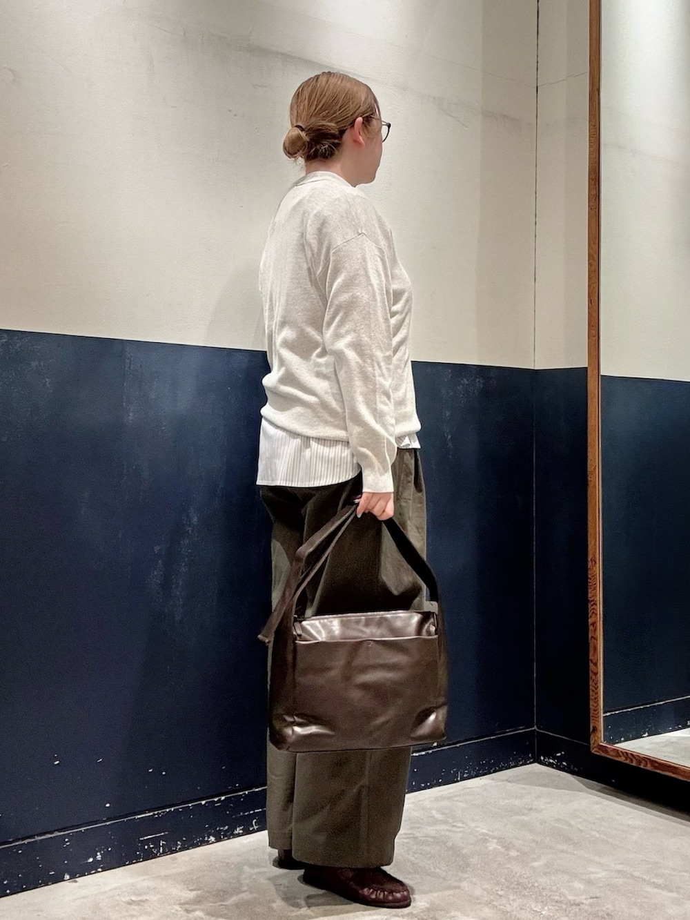 レッド系のローファー、グリーン系のその他パンツ、グレー系のシャツ/ブラウスを着用したレディースの春コーディネートの2枚目の写真