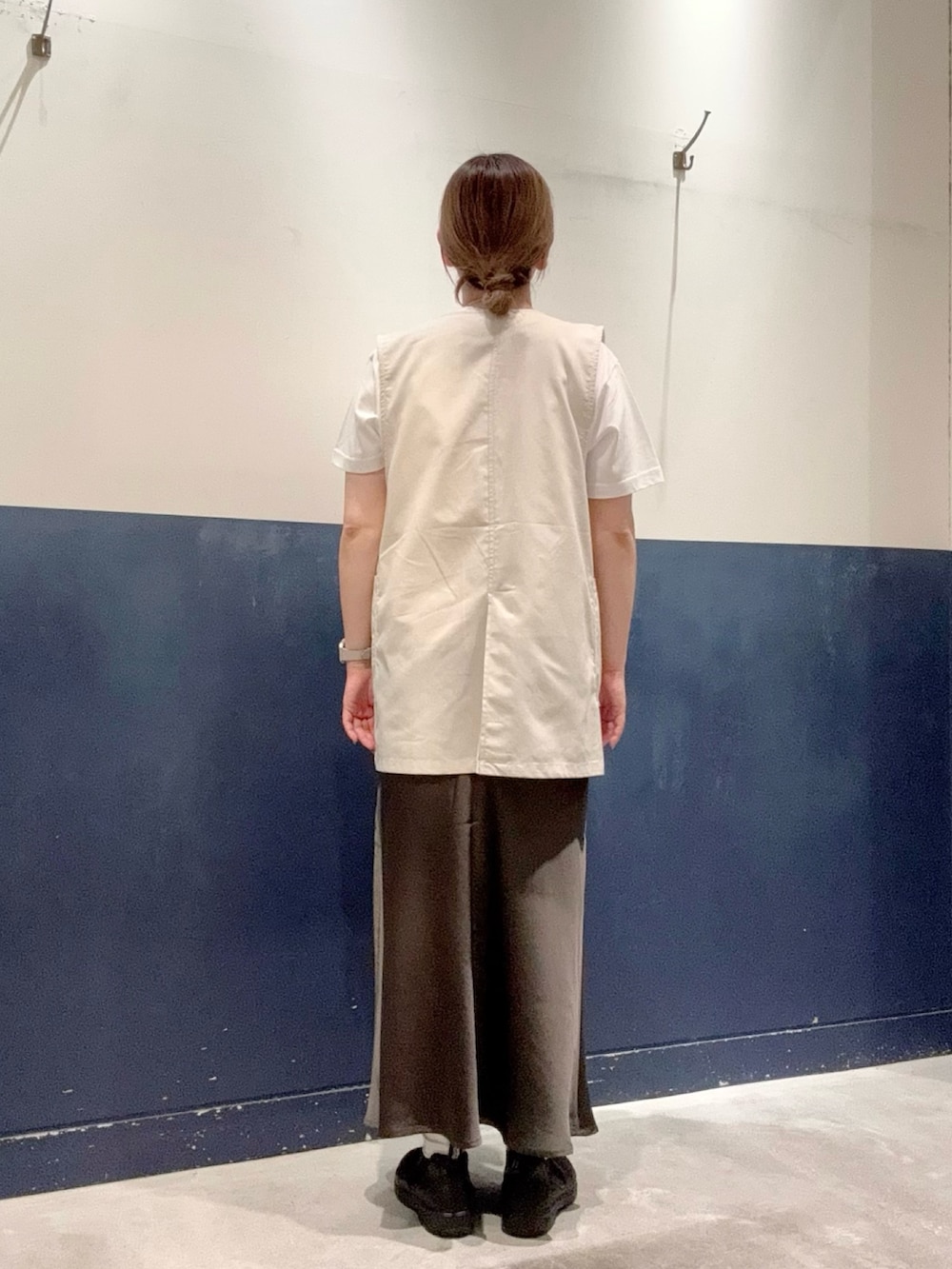 「チャオパニックティピー(CIAOPANIC TYPY)、ママコーデ、30代コーデ、高身長女子、シンプルコーデ、オトナカジュアル、きれいめカジュアル、ラクチンコーデ、おしゃれさんと繋がりたい、SEADAM、Tシャツ、ユニセックス、ベスト、ジレ、スカート」｜「CIAOPANIC TYPYの【2025年S/S新作】lilステンレスチョーカー（ネックレス、シルバー系）」を使った、ogitypyさん（骨格ストレート・レディース・165cm）の夏コーディネートの3枚目の写真