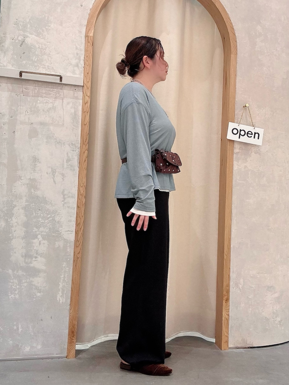ブラウン系のパンプス、ブラウン系のボディバッグ/ウエストポーチ、ブラック系のその他パンツを着用したレディースの秋コーディネートの2枚目の写真