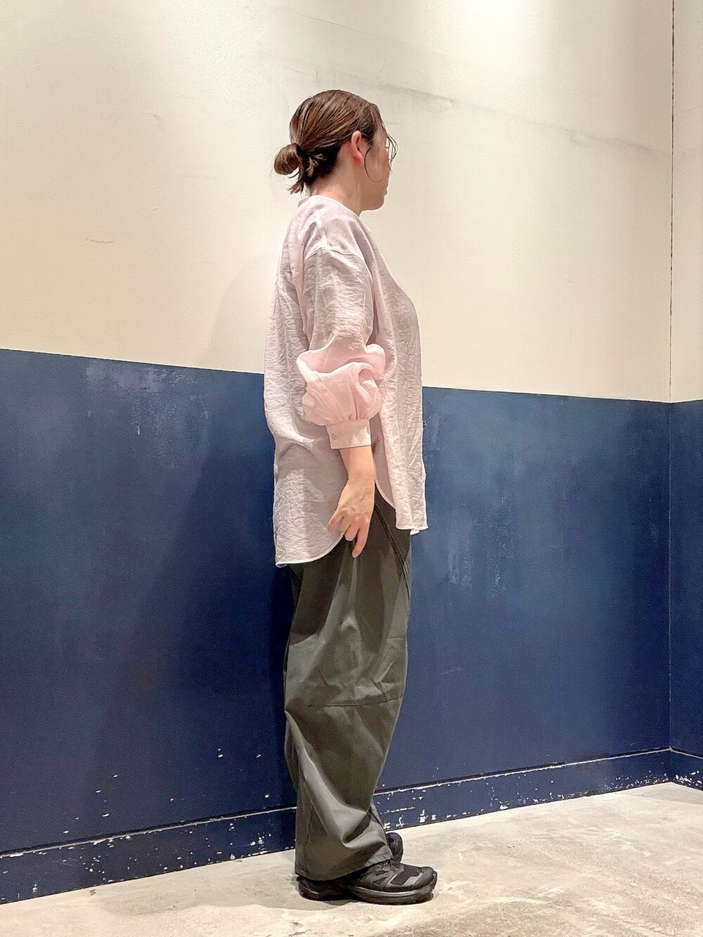 ピンク系のシャツ/ブラウス、グレー系のTシャツ/カットソー、グレー系のその他パンツを着用したレディースの夏コーディネートの2枚目の写真