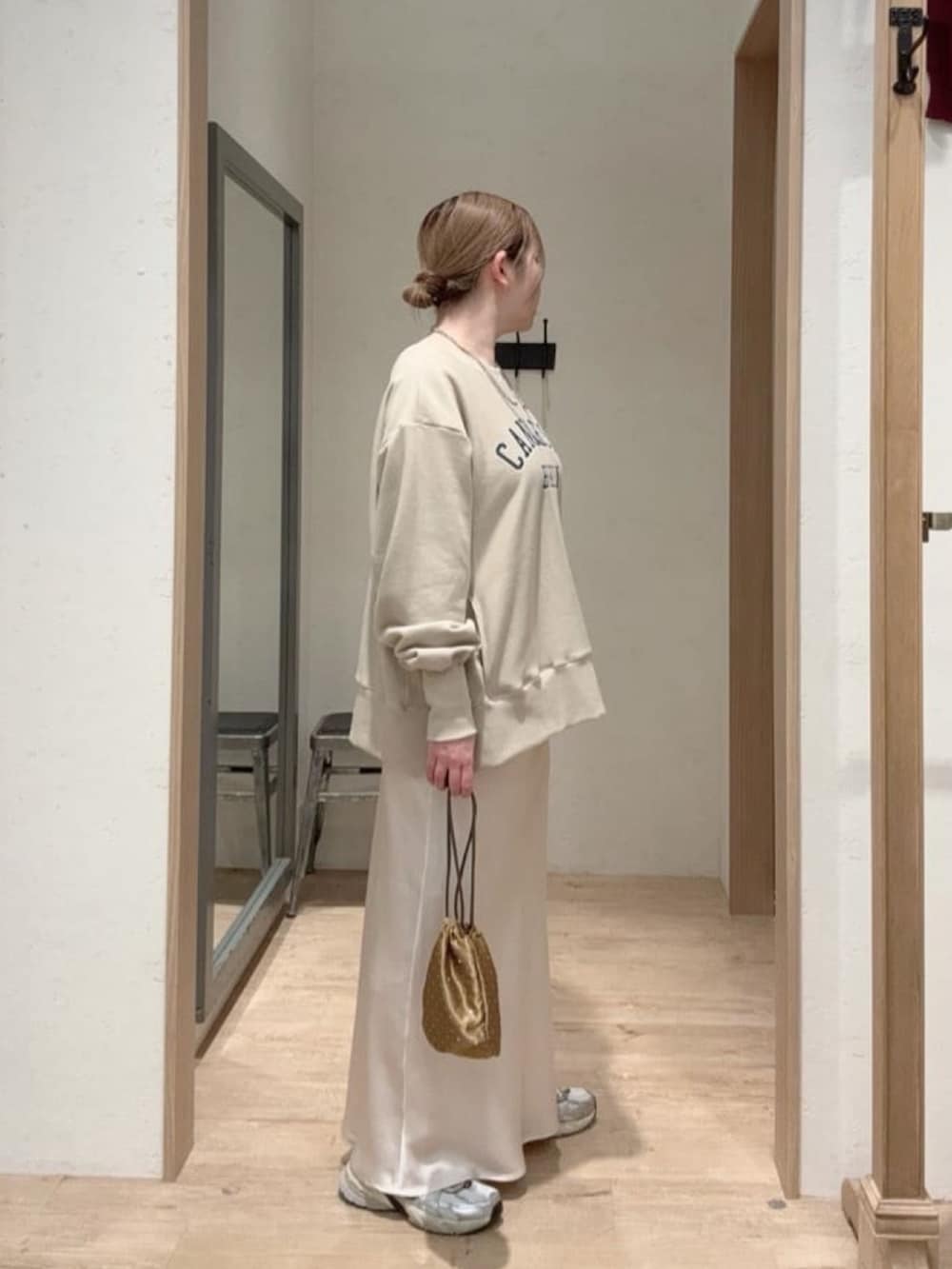 ベージュ系のTシャツ/カットソー、ホワイト系のスカート、グリーン系のショルダーバッグを着用したレディースの春コーディネートの2枚目の写真