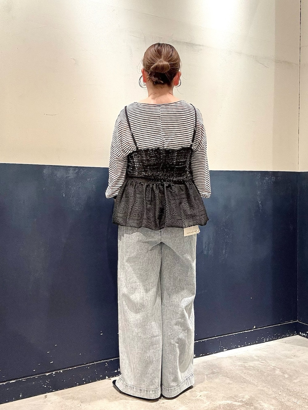 ブラック系のパンプス、ブルー系のデニムパンツ、グレー系のTシャツ/カットソーを着用したレディースの春コーディネートの3枚目の写真