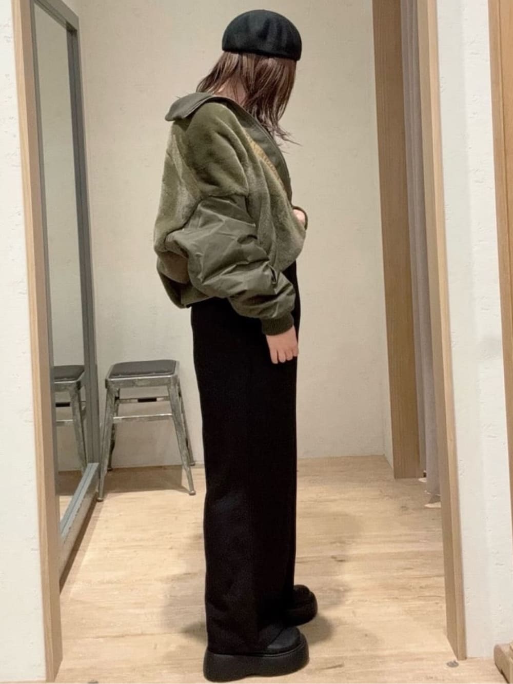 グレー系のTシャツ/カットソー、ブラック系のサロペット/オーバーオール、グリーン系のミリタリージャケットを着用したレディースの秋コーディネートの3枚目の写真