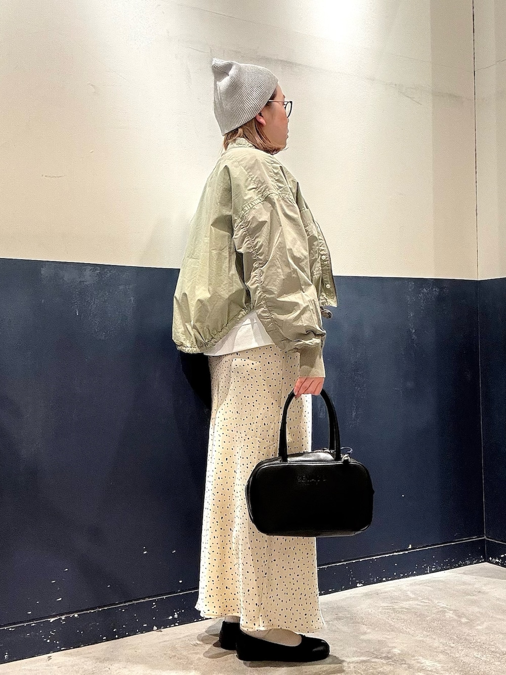 グリーン系のシャツ/ブラウス、ホワイト系のTシャツ/カットソー、ホワイト系のスカートを着用したレディースの冬コーディネートの2枚目の写真