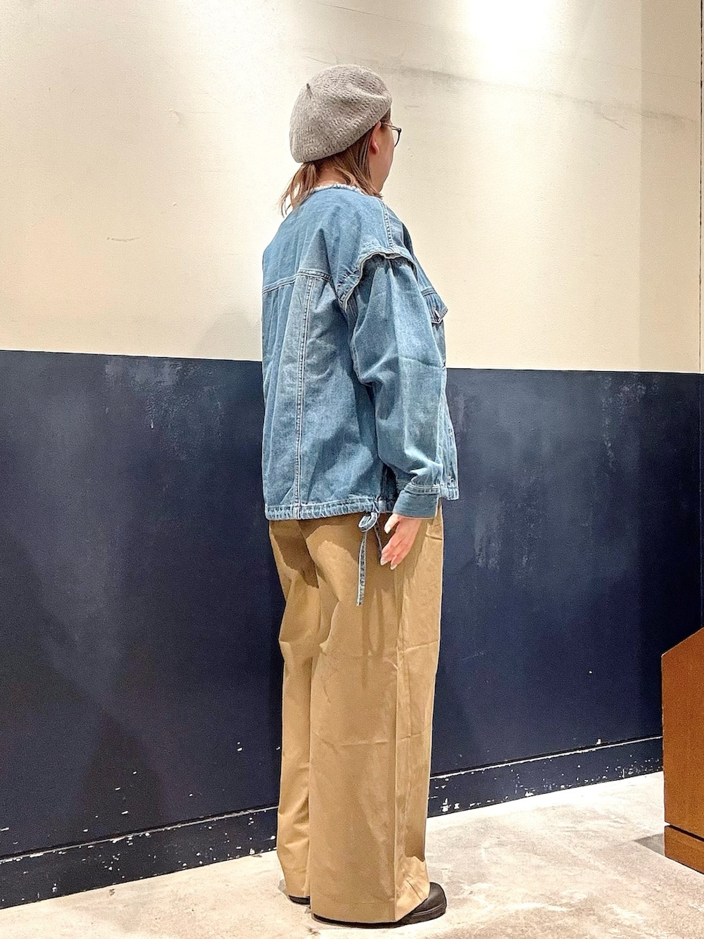 ブルー系のデニムジャケット、ホワイト系のTシャツ/カットソー、ベージュ系のデニムパンツを着用したレディースの冬コーディネートの2枚目の写真