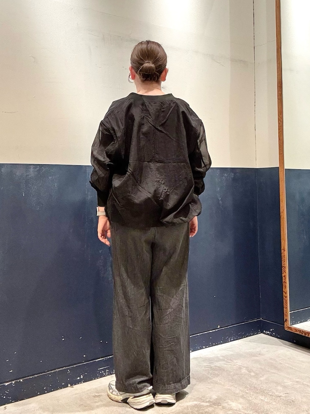 ブラック系のデニムパンツ、グレー系のTシャツ/カットソー、ブラック系のブルゾンを着用したレディースの春コーディネートの3枚目の写真