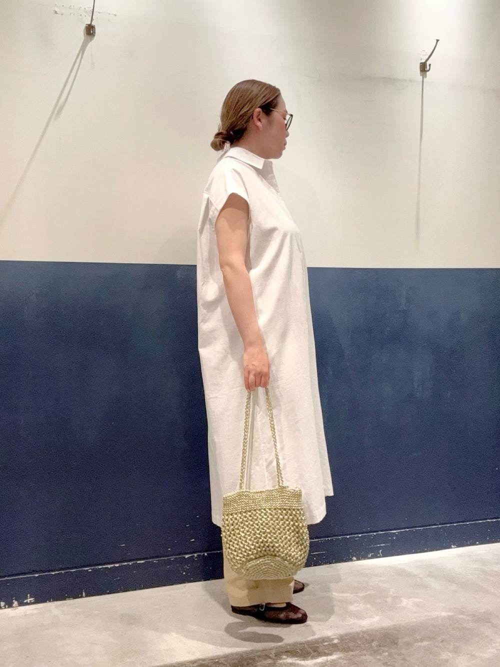 「チャオパニックティピー(CIAOPANIC TYPY)、ママコーデ、30代コーデ、高身長女子、シンプルコーデ、ラクチンコーデ、おしゃれさんと繋がりたい、ワンピース、GEVACO、夏コーデ、白ワンピース、シアー、オトナカジュアル、カジュアル、メガネ女子」｜「GEVACOの【GEVACO】フレンチスリーブシャツワンピース（ワンピース、ホワイト系）」を使った、ogitypyさん（骨格ストレート・レディース・165cm）の夏コーディネートの2枚目の写真