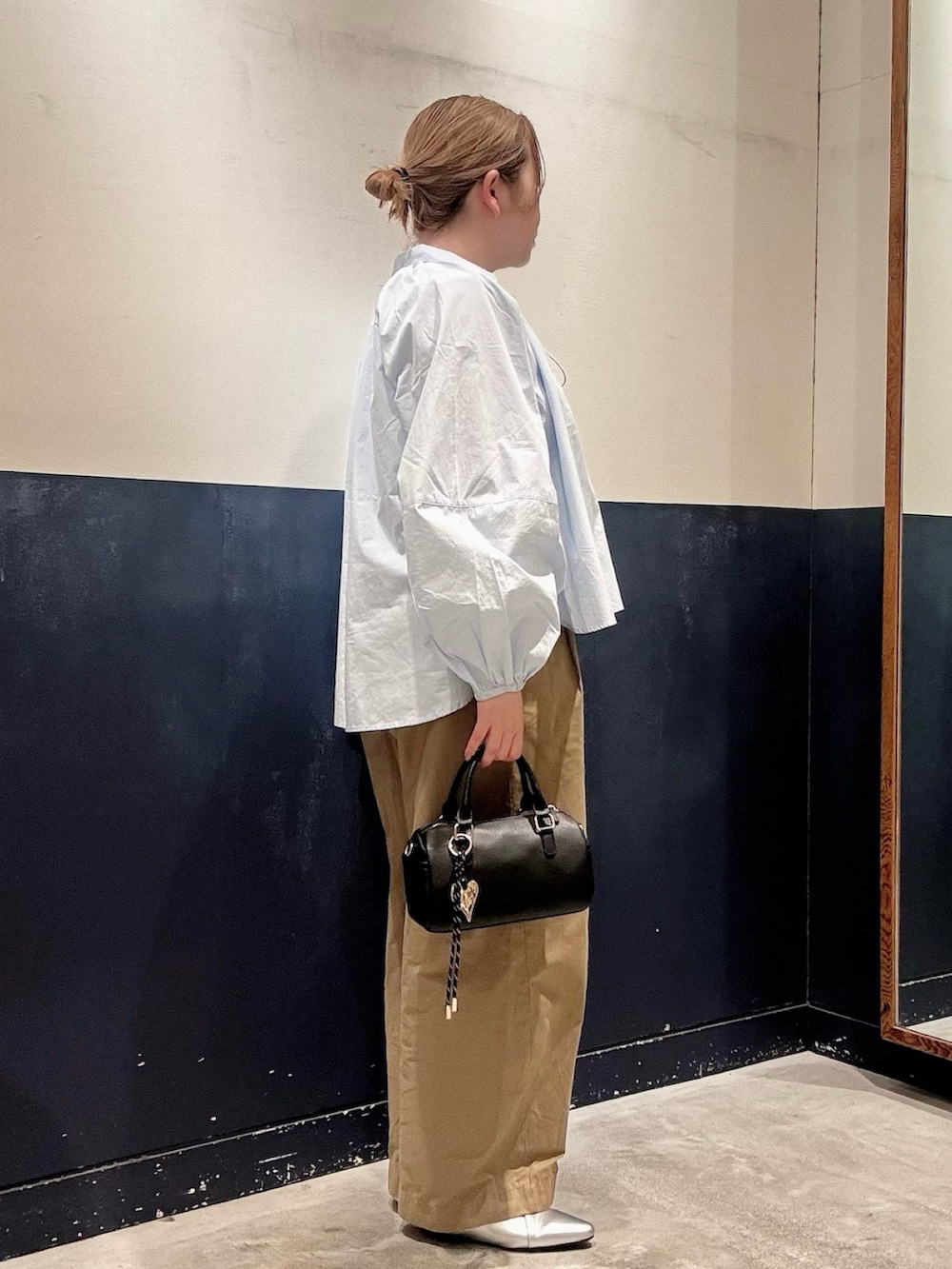 シルバー系のパンプス、ブルー系のシャツ/ブラウス、ベージュ系のデニムパンツを着用したレディースの春コーディネートの2枚目の写真