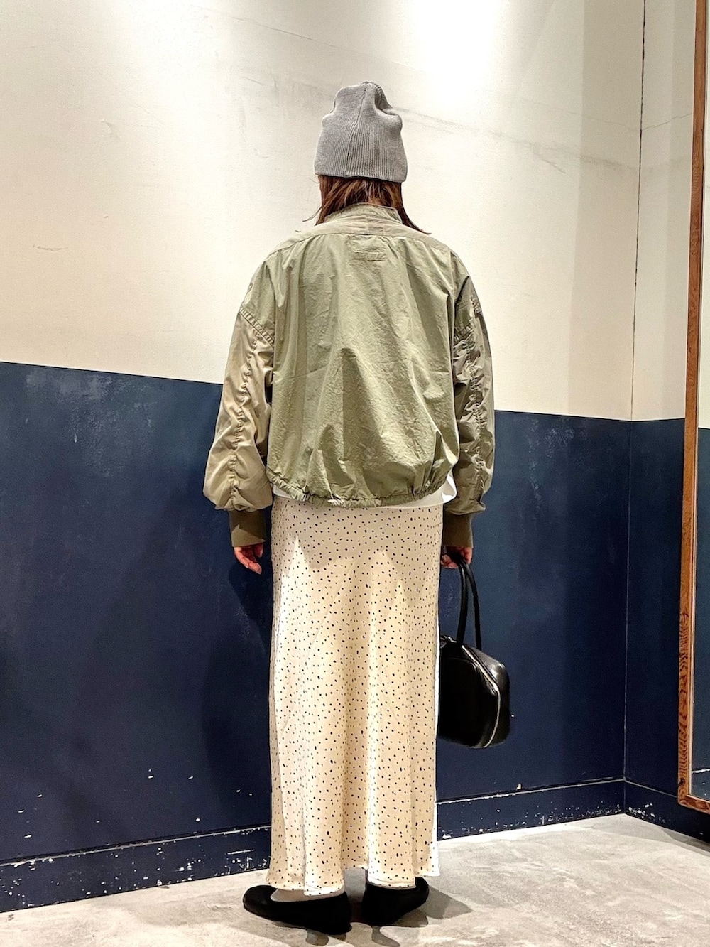 グリーン系のシャツ/ブラウス、ホワイト系のTシャツ/カットソー、ホワイト系のスカートを着用したレディースの冬コーディネートの3枚目の写真