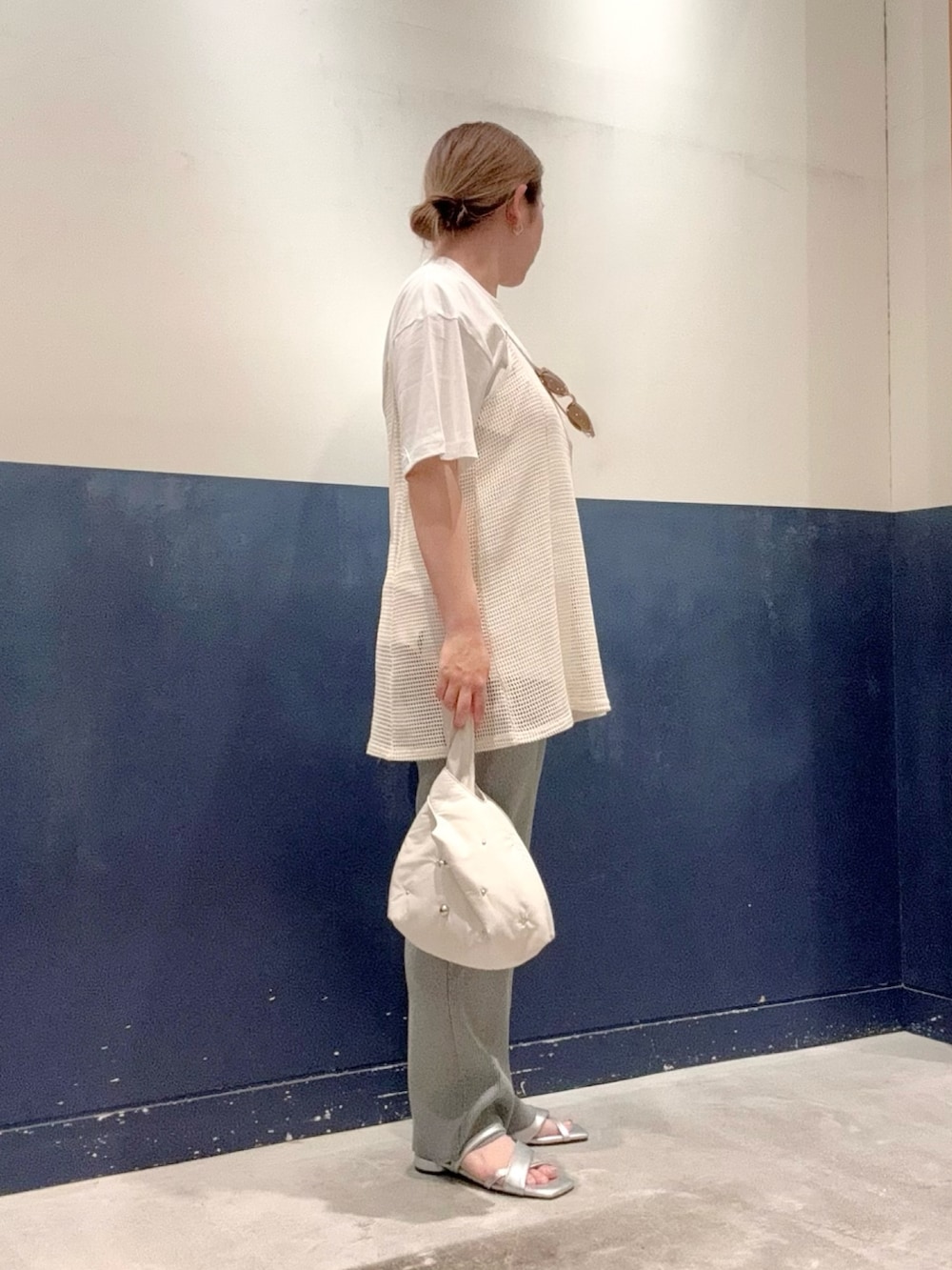 シルバー系のサンダル、グレー系のその他パンツ、ホワイト系のトートバッグを着用したレディースの夏コーディネートの2枚目の写真