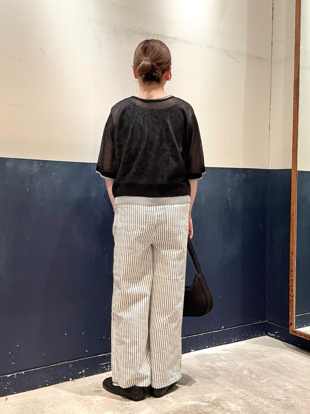 ブラック系のカーディガン/ボレロ、ブラック系のタンクトップ、ブラック系のショルダーバッグを着用したレディースの春コーディネートの3枚目の写真