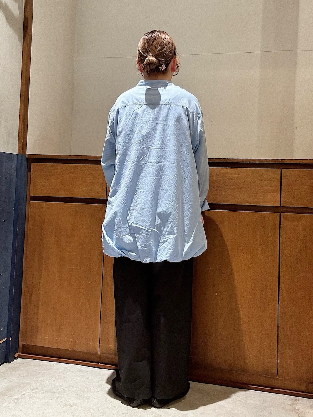 ブラック系のスニーカー、ブラック系のデニムパンツ、グレー系のTシャツ/カットソーを着用したレディースの春コーディネートの3枚目の写真