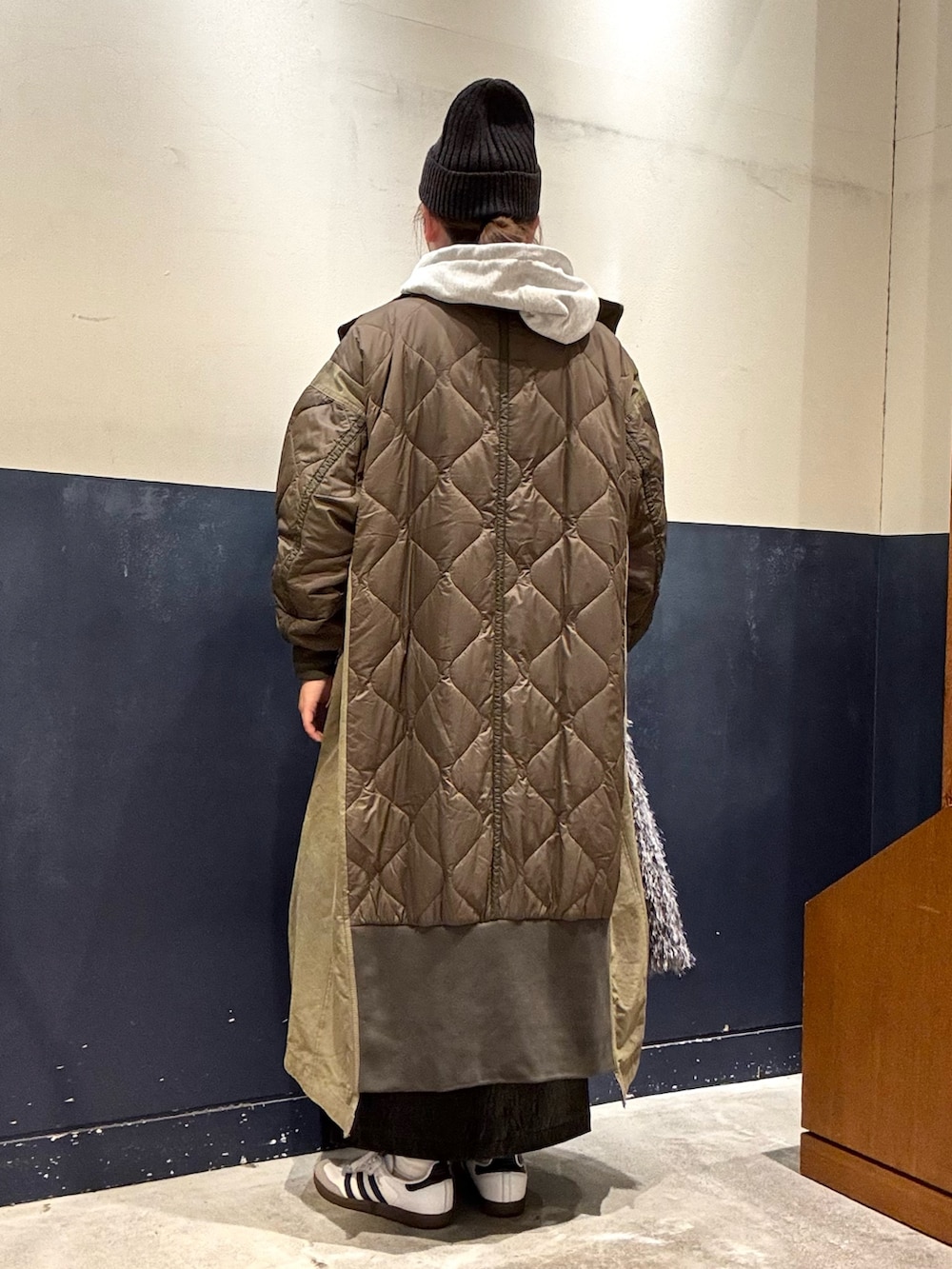 ホワイト系のTシャツ/カットソー、グリーン系のモッズコート、グレー系のトートバッグを着用したレディースの秋コーディネートの3枚目の写真