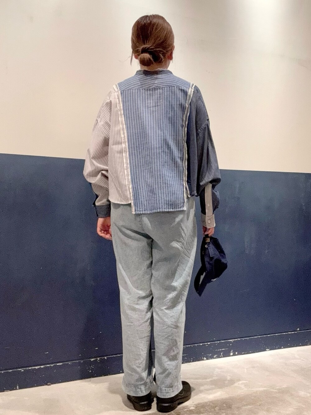 ブルー系のデニムパンツ、ブルー系のシャツ/ブラウス、ブルー系のキャップを着用したレディースの夏コーディネートの3枚目の写真