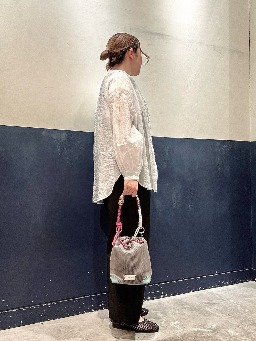 ブラック系のパンプス、グレー系のショルダーバッグ、ブラック系のつなぎ/オールインワンを着用したレディースの夏コーディネートの2枚目の写真