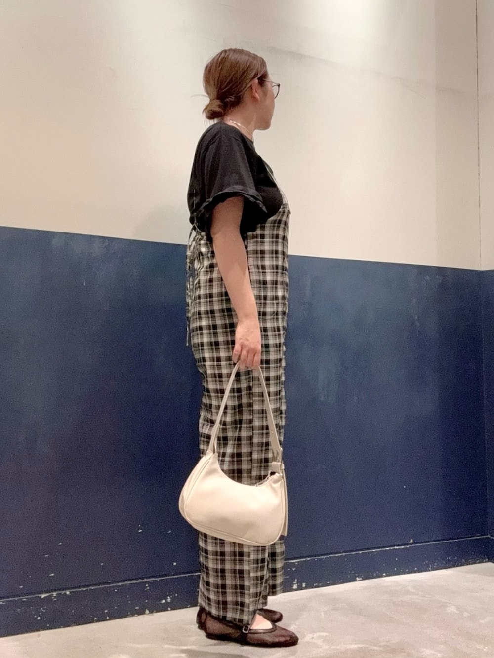 ホワイト系のトートバッグ、ブラック系のパンプス、ブラック系のTシャツ/カットソーを着用したレディースの夏コーディネートの2枚目の写真