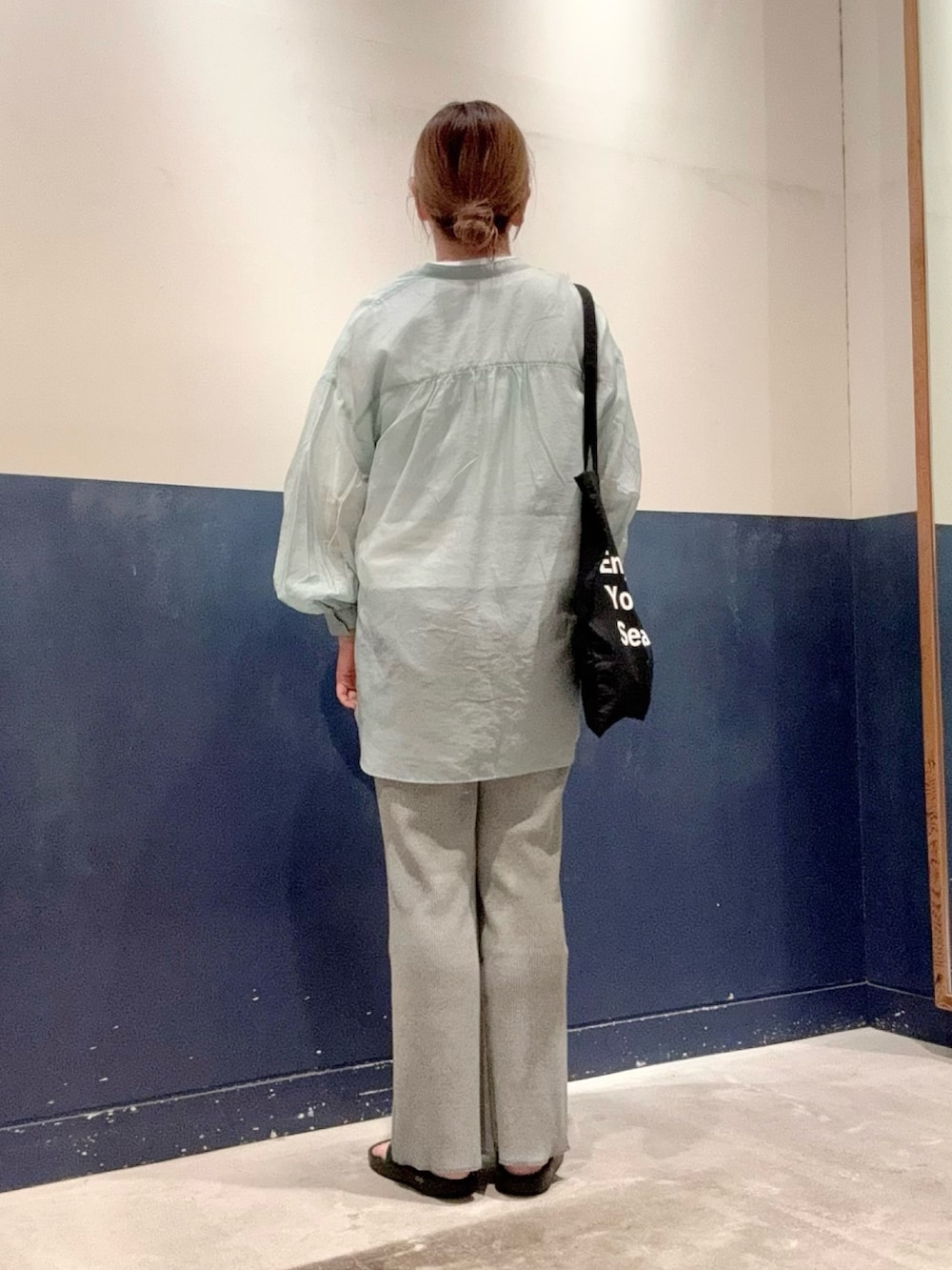 ブルー系のシャツ/ブラウス、ホワイト系のTシャツ/カットソー、ブラック系のトートバッグを着用したレディースの夏コーディネートの3枚目の写真