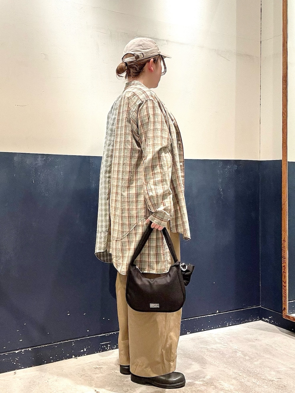 グリーン系のシャツ/ブラウス、ホワイト系のTシャツ/カットソー、ベージュ系のデニムパンツを着用したレディースの春コーディネートの2枚目の写真