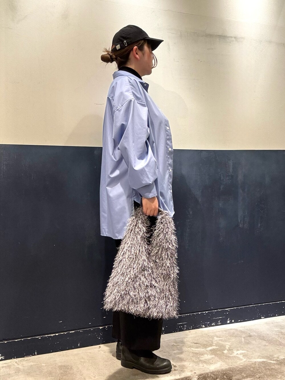グレー系のトートバッグ、ブラック系のその他パンツ、ブラック系のニット/セーターを着用したレディースの冬コーディネートの2枚目の写真