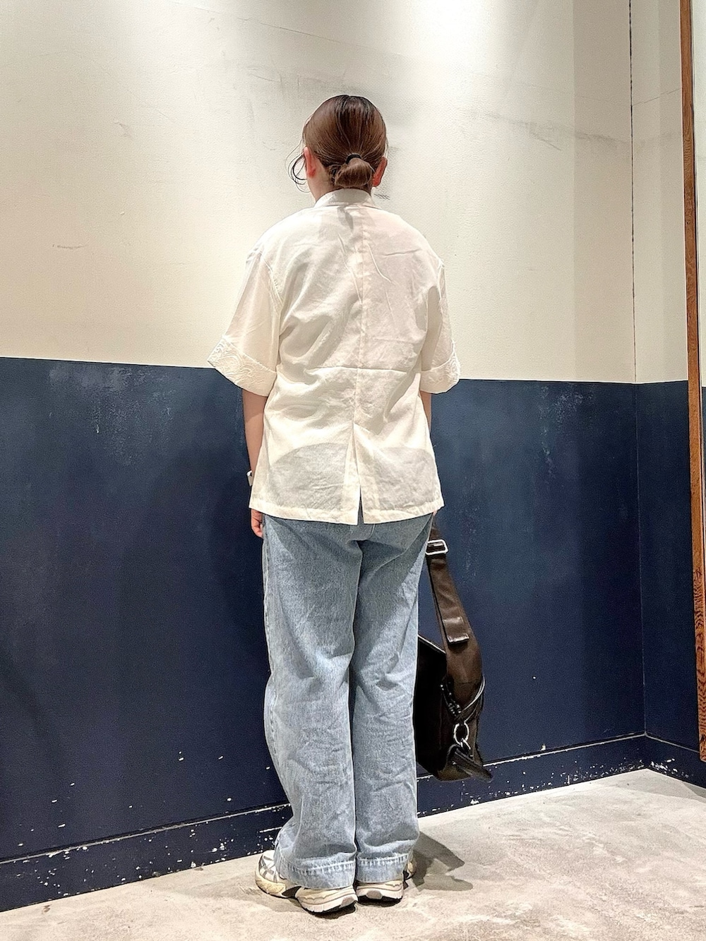 ブラウン系のショルダーバッグ、ホワイト系のTシャツ/カットソー、ホワイト系のシャツ/ブラウスを着用したレディースの春コーディネートの3枚目の写真