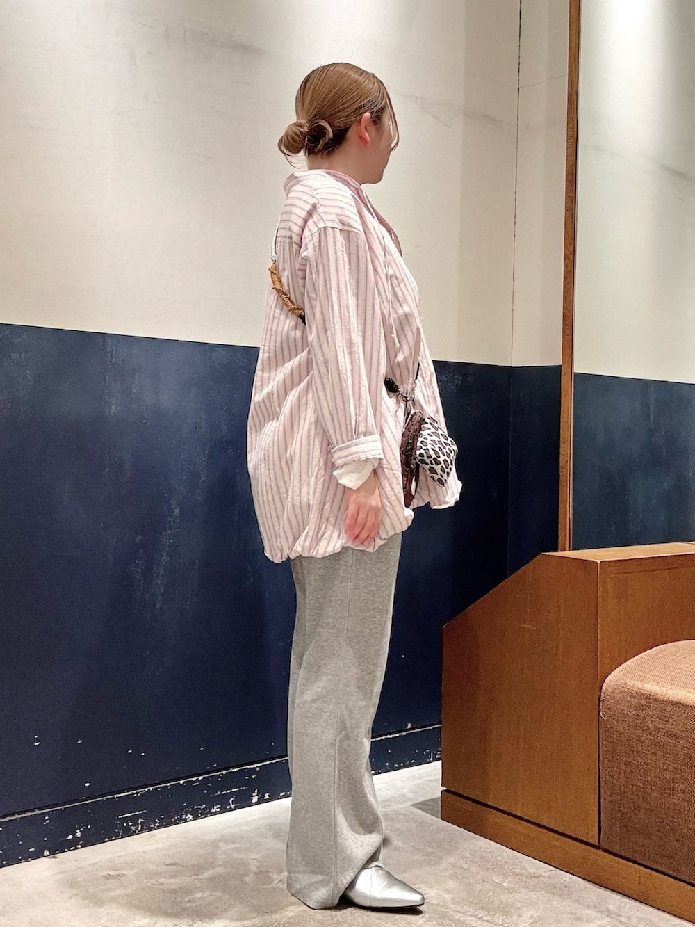 ピンク系のシャツ/ブラウス、ホワイト系のTシャツ/カットソー、シルバー系のパンプスを着用したレディースの春コーディネートの2枚目の写真