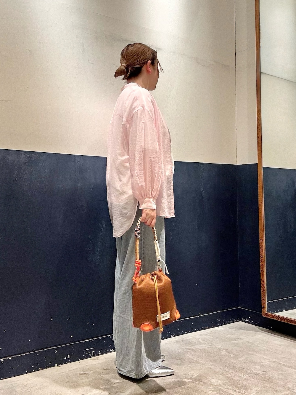 イエロー系のショルダーバッグ、ピンク系のシャツ/ブラウス、ホワイト系のTシャツ/カットソーを着用したレディースの夏コーディネートの2枚目の写真