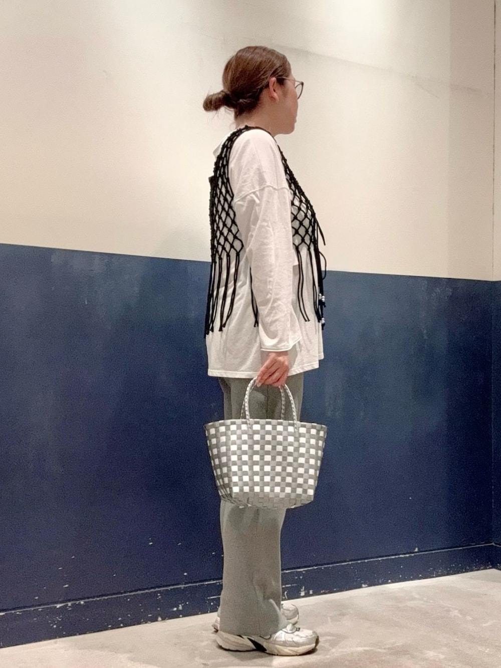 「チャオパニックティピー(CIAOPANIC TYPY)、ママコーデ、30代コーデ、高身長女子、夏ルックで気分アップ、パンツスタイル、シアートップス、ベスト、オトナカジュアル、おしゃれさんと繋がりたい、カジュアル、きれいめカジュアル、シンプルコーデ、ラクチンコーデ、かごバッグ」｜「CIAOPANIC TYPYの【GOOD HOLIDAY】前後2wayマクラメフリンジベスト（ベスト、ブラック系）」を使った、ogitypyさん（骨格ストレート・レディース・165cm）の夏コーディネートの2枚目の写真