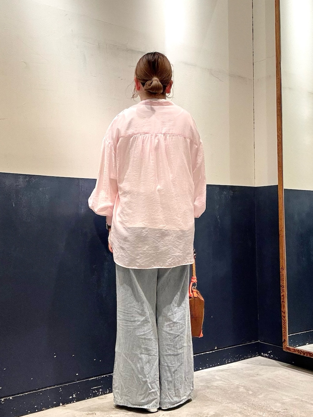 イエロー系のショルダーバッグ、ピンク系のシャツ/ブラウス、ホワイト系のTシャツ/カットソーを着用したレディースの夏コーディネートの3枚目の写真