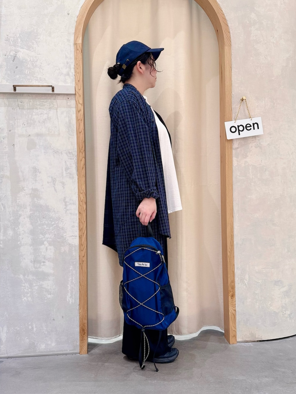 ブラック系のその他パンツ、ブルー系のシャツ/ブラウス、ホワイト系のTシャツ/カットソーを着用したレディースの秋コーディネートの2枚目の写真