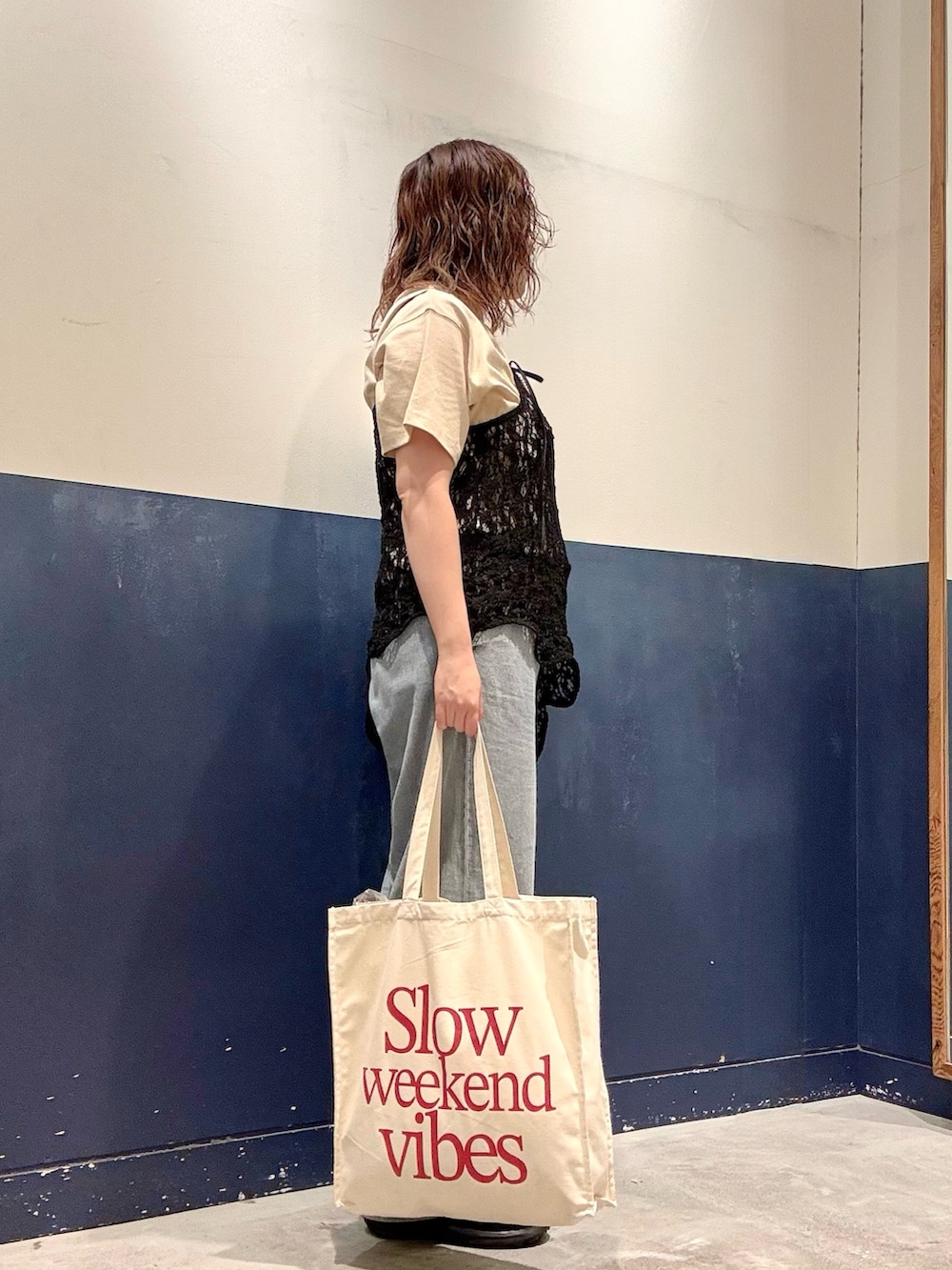 ベージュ系のTシャツ/カットソー、ブルー系のデニムパンツ、ブラック系のタンクトップを着用したレディースの夏コーディネートの2枚目の写真