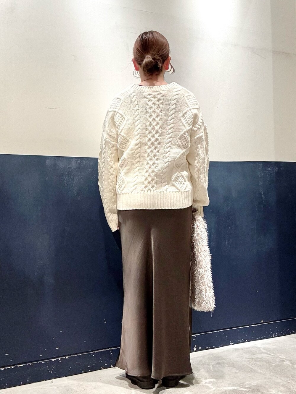 ホワイト系のトートバッグ、ホワイト系のニット/セーター、ホワイト系のTシャツ/カットソーを着用したレディースの秋コーディネートの3枚目の写真