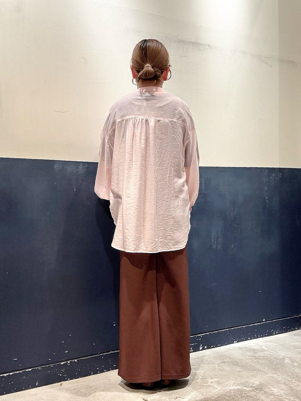 ブラック系のパンプス、ピンク系のシャツ/ブラウス、グレー系のTシャツ/カットソーを着用したレディースの春コーディネートの3枚目の写真