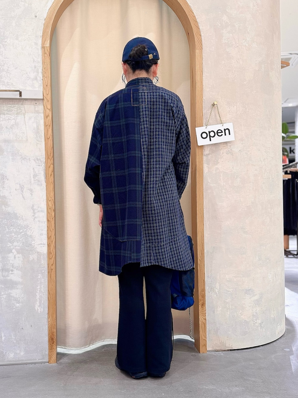 ブラック系のその他パンツ、ブルー系のシャツ/ブラウス、ホワイト系のTシャツ/カットソーを着用したレディースの秋コーディネートの3枚目の写真