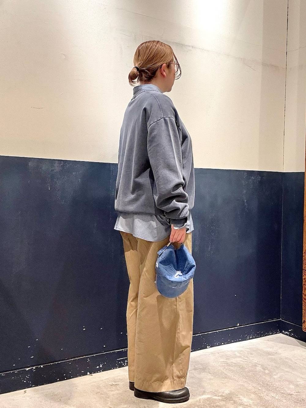 ベージュ系のデニムパンツ、ブルー系のスウェット、ブルー系のシャツ/ブラウスを着用したレディースの春コーディネートの2枚目の写真