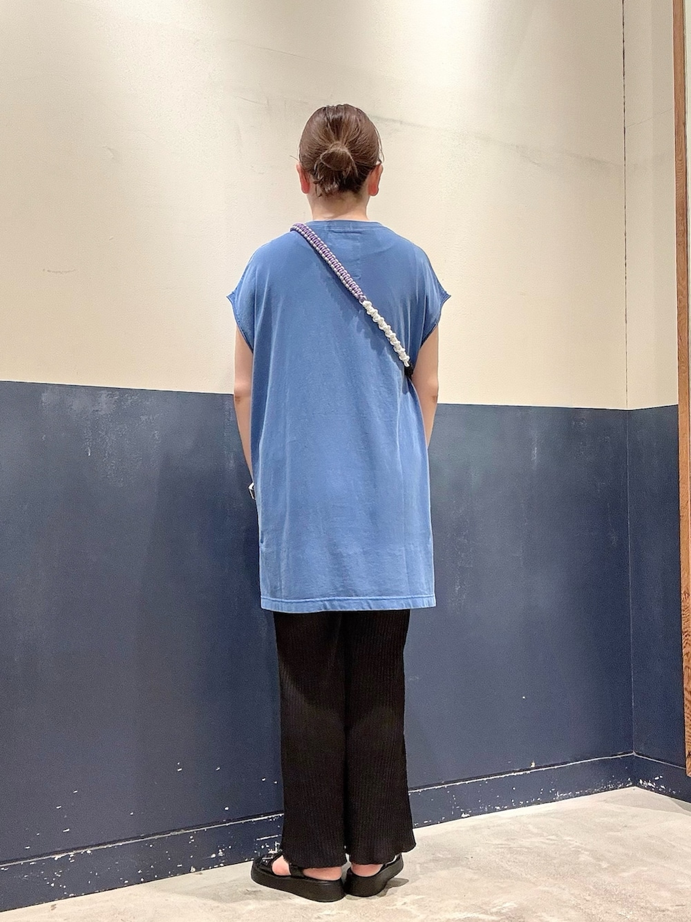 ブラック系のスウェットパンツ、グレー系のショルダーバッグ、ブラック系のサンダルを着用したレディースの夏コーディネートの3枚目の写真