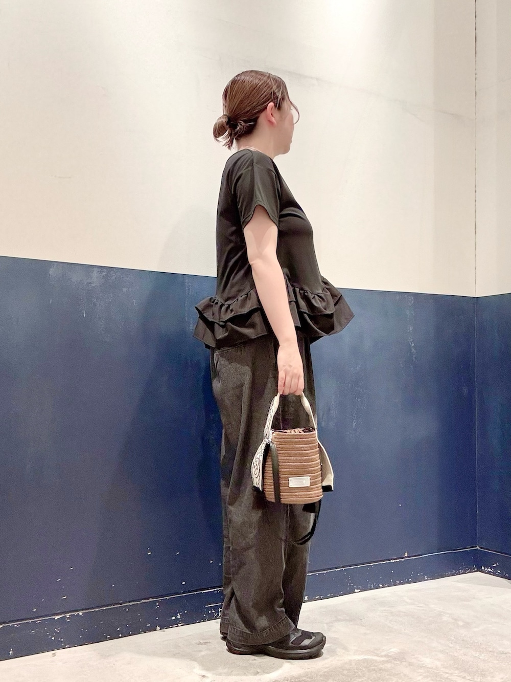 ブラウン系のトートバッグ、ブラック系のデニムパンツ、ブラック系のTシャツ/カットソーを着用したレディースの夏コーディネートの2枚目の写真
