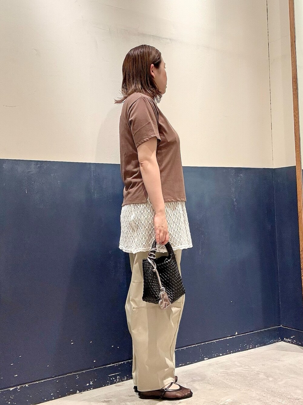 ブラック系のパンプス、グリーン系のその他パンツ、ブラウン系のTシャツ/カットソーを着用したレディースの夏コーディネートの2枚目の写真