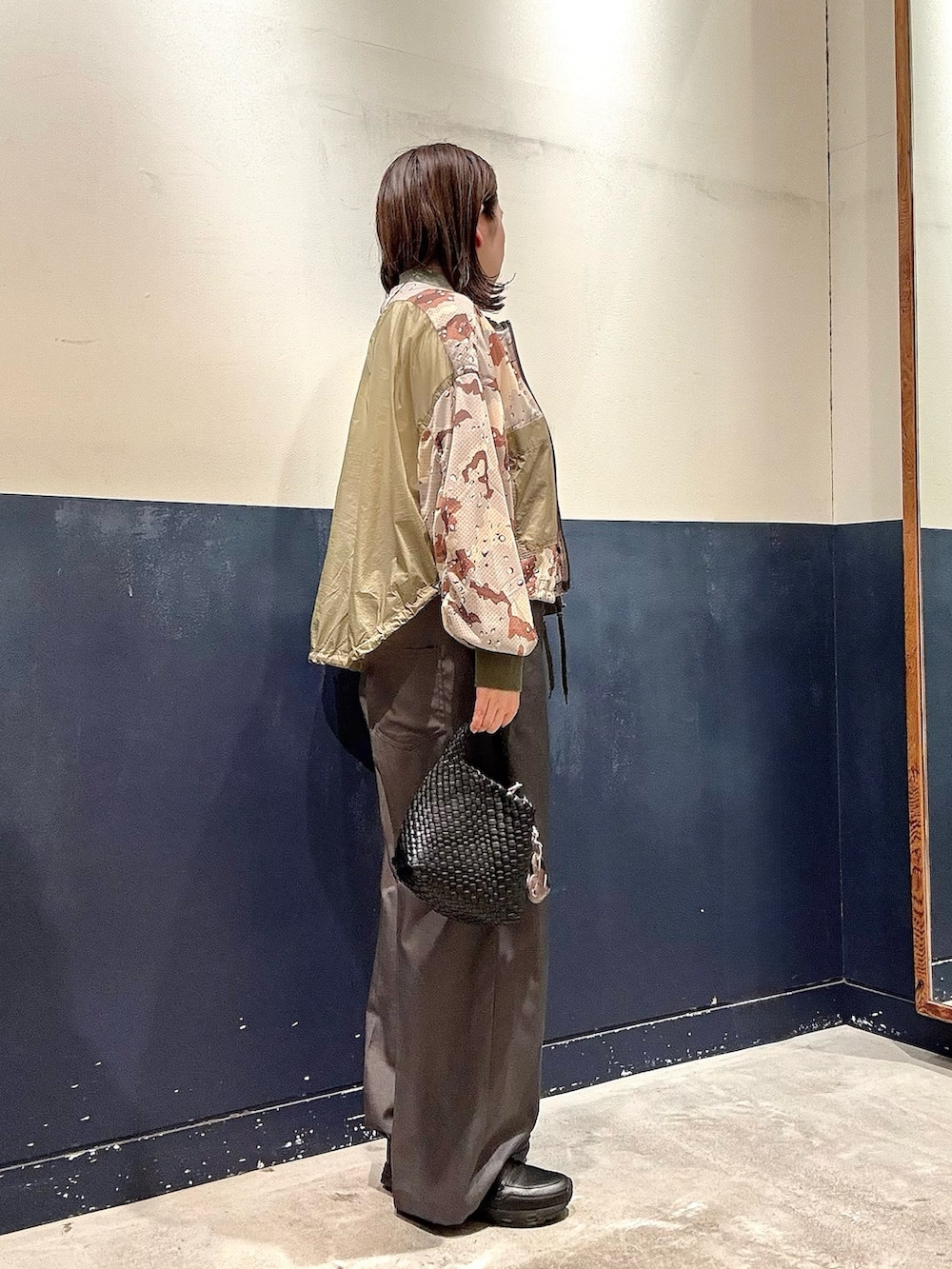 ホワイト系のTシャツ/カットソー、グレー系のサロペット/オーバーオール、グリーン系のシャツ/ブラウスを着用したレディースの夏コーディネートの2枚目の写真